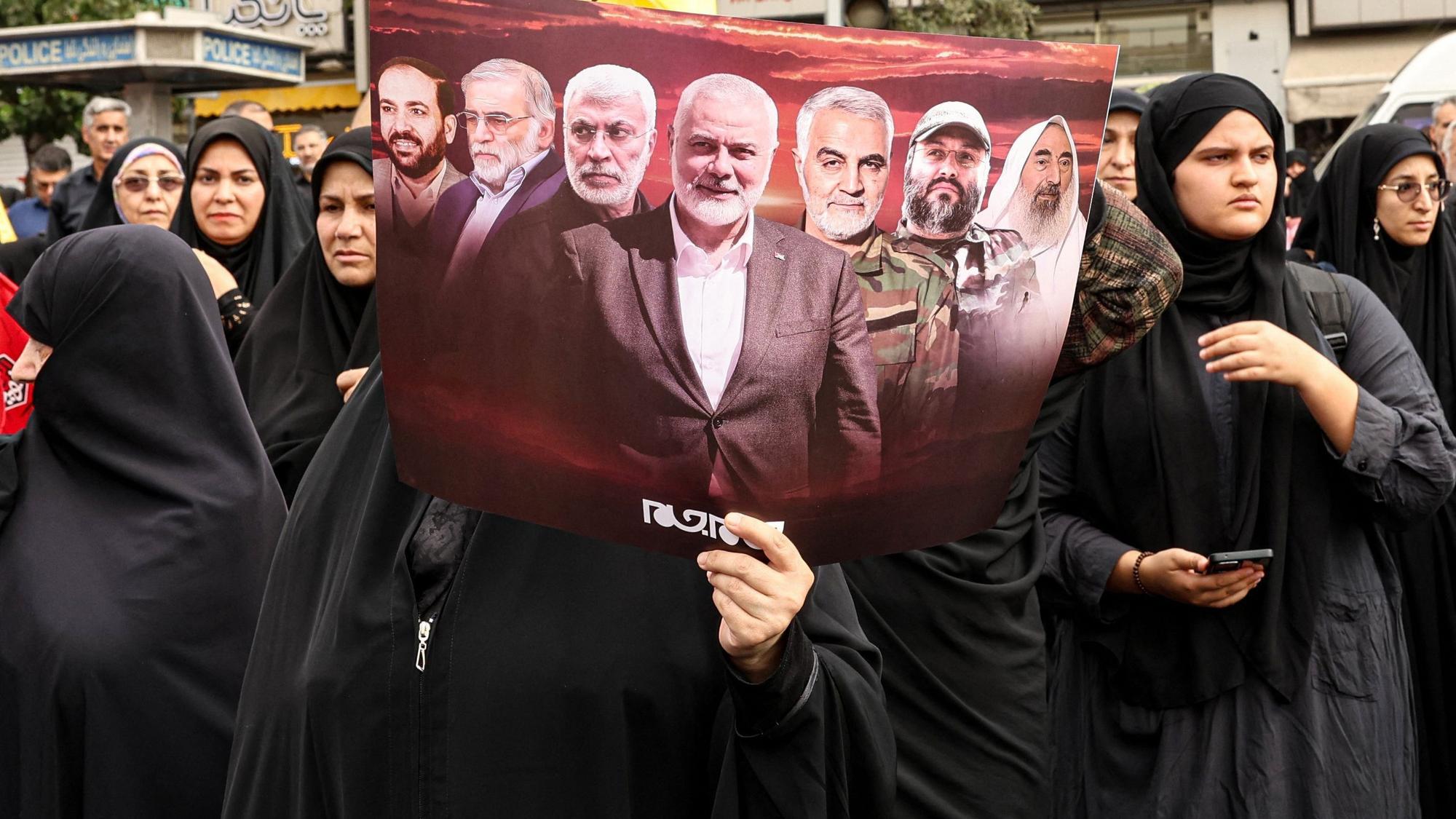Eine iranische Frau hält ein Plakat,