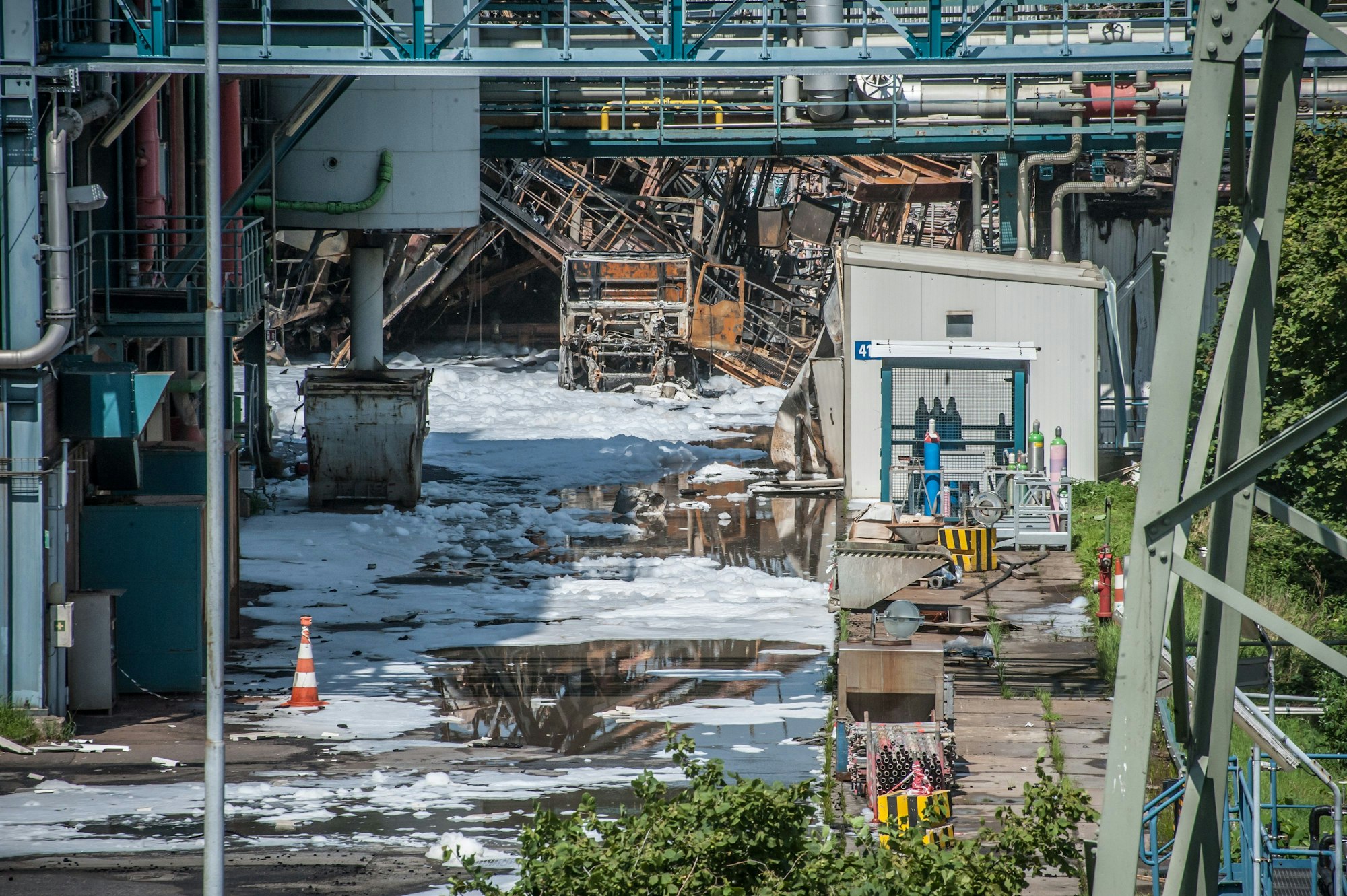 Schaum liegt nach der Explosion am Boden.