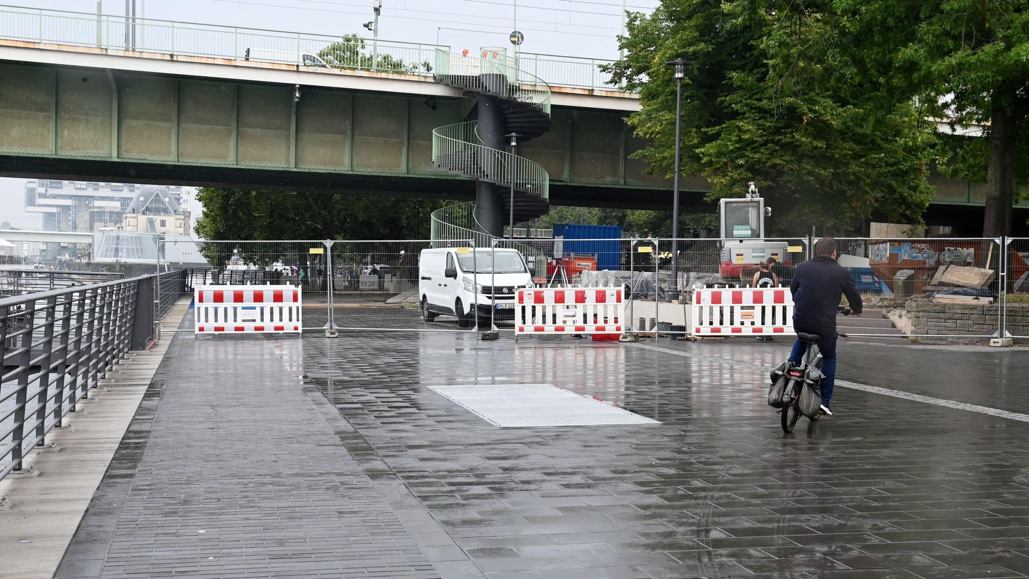 Die gesperrte Rheinuferpromenade.