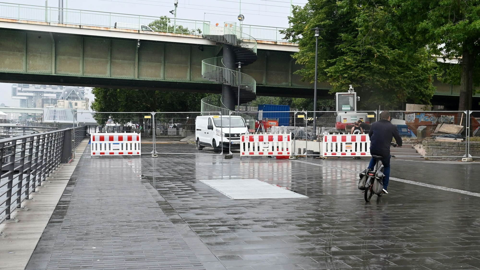 Die gesperrte Rheinuferpromenade.