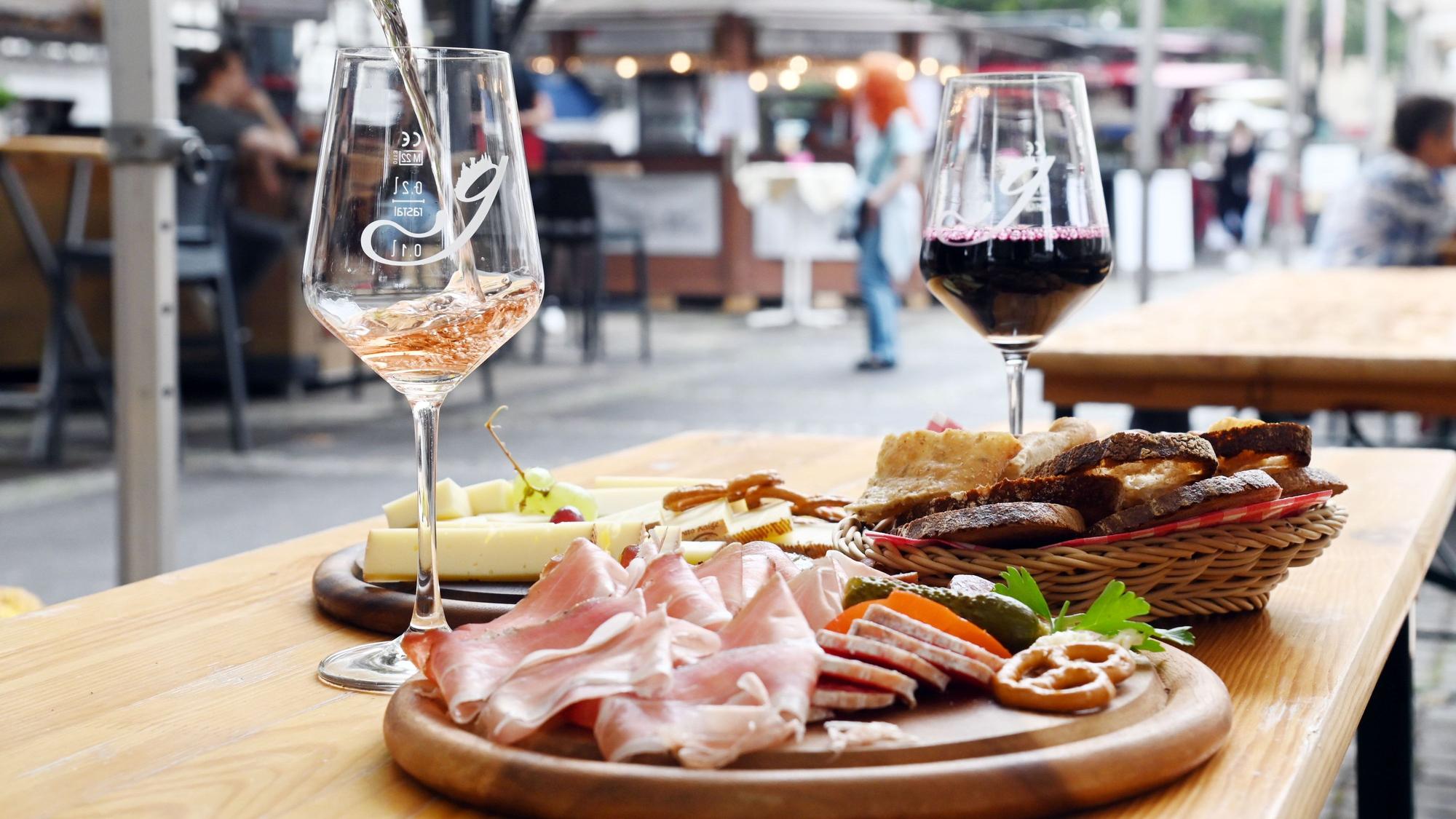 Wein und Essen beim Weinmarkt auf dem Neumarkt. (Archivbild)