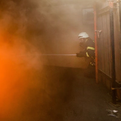 Feuerwehr-Azubis im Trainingseinsatz bei der Berufsfeuerwehr Köln.