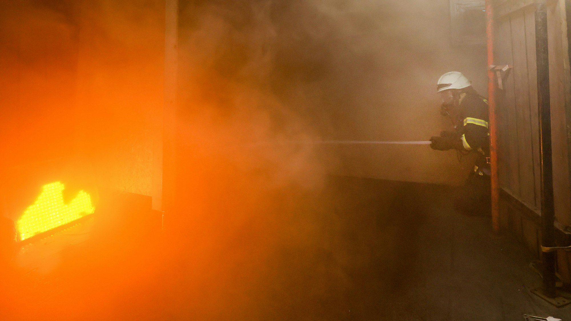 Feuerwehr-Azubis im Trainingseinsatz bei der Berufsfeuerwehr Köln.