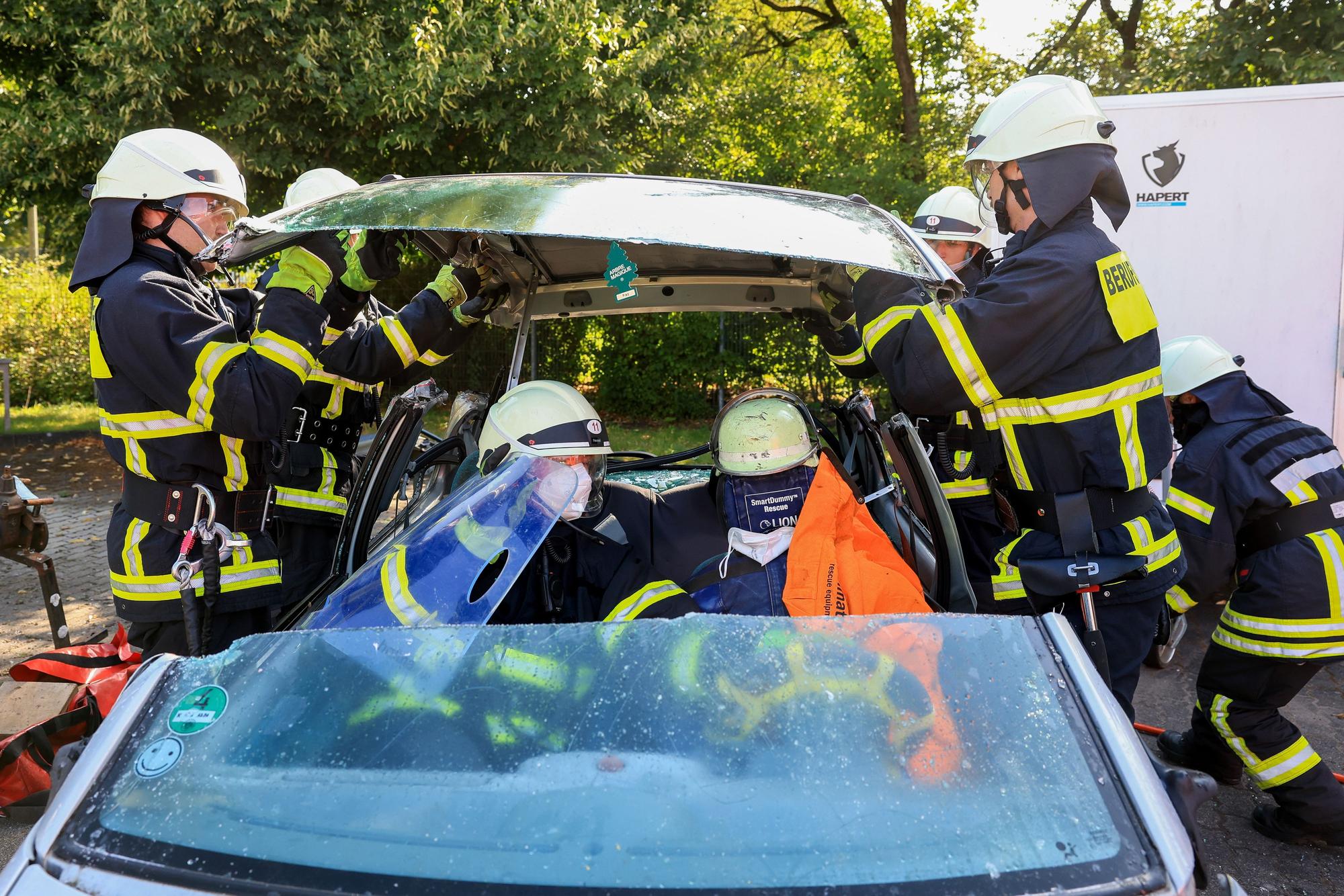 Bei der ersten Übung befreien die Feuerwehr-Azubis eine eingeklemmte Person, indem sie das Dach entfernen.