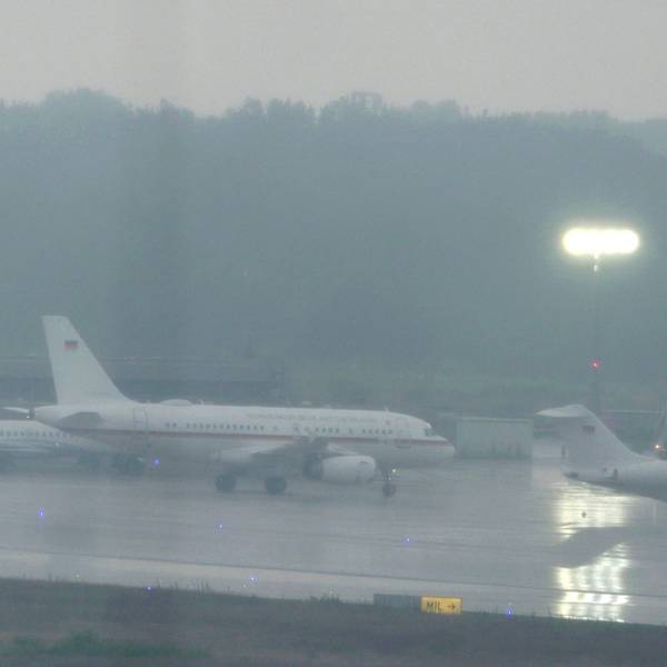 Ein Flugzeug der Flugbereitschaft der Bundeswehr, in dem vermutlich Bundeskanzler Olaf Scholz (M, SPD) sitzt, landet auf dem militärischen Teil vom Flughafen Köln Bonn.