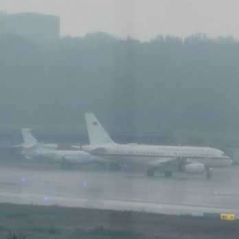Ein Flugzeug der Flugbereitschaft der Bundeswehr, in dem vermutlich Bundeskanzler Olaf Scholz (M, SPD) sitzt, landet auf dem militärischen Teil vom Flughafen Köln Bonn.