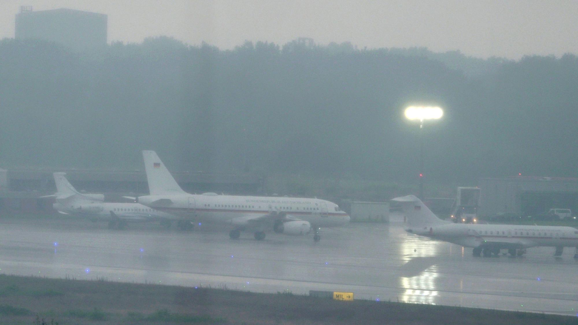 Ein Flugzeug der Flugbereitschaft der Bundeswehr, in dem vermutlich Bundeskanzler Olaf Scholz (M, SPD) sitzt, landet auf dem militärischen Teil vom Flughafen Köln Bonn.