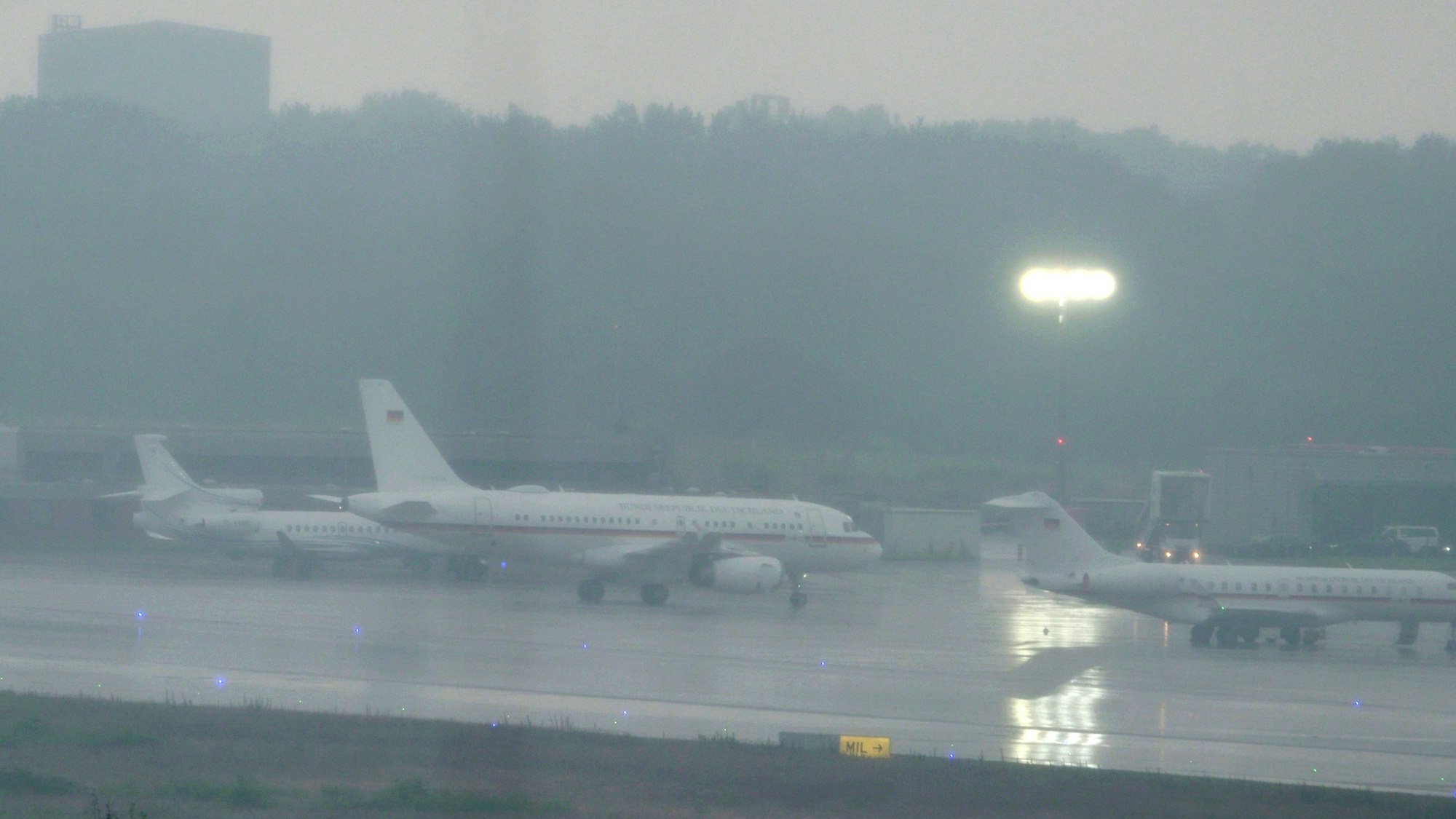 Ein Flugzeug der Flugbereitschaft der Bundeswehr, in dem vermutlich Bundeskanzler Olaf Scholz (M, SPD) sitzt, landet auf dem militärischen Teil vom Flughafen Köln Bonn.