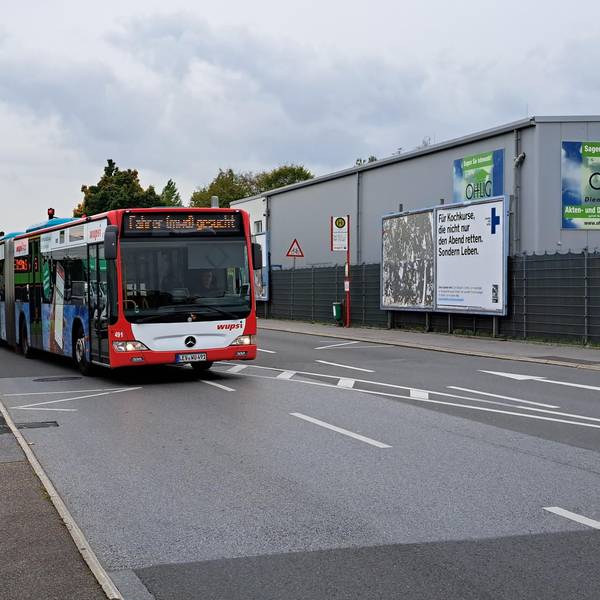 Die Wupsi versucht mit allen Mitteln neue Busfahrer anzuwerben. An den Bussen steht schon länger der Ausruf "Fahrer (mwd) gesucht"
