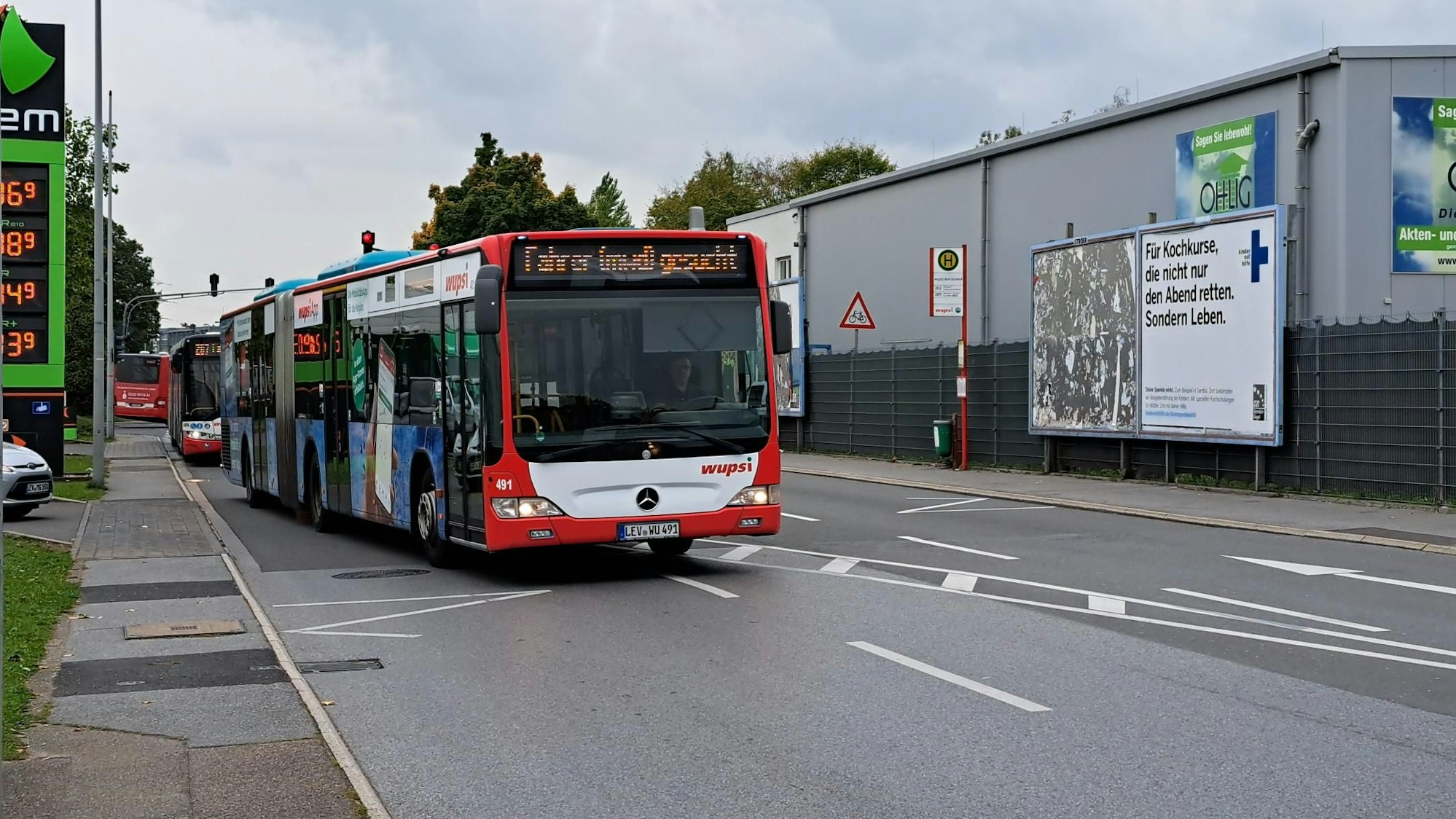 Die Wupsi versucht mit allen Mitteln neue Busfahrer anzuwerben. An den Bussen steht schon länger der Ausruf "Fahrer (mwd) gesucht"