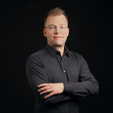 Ab der Saison 2025/2026 übernimmt Philipp Ahmann die Leitung des WDR Rundfunkchores für zunächst 3 Jahre. Der 1974 in Rheine geborene Künstler war zuvor u.a. Chefdirigent beim MDR Rundfunkchor und beim Vokalensemble des NDR.