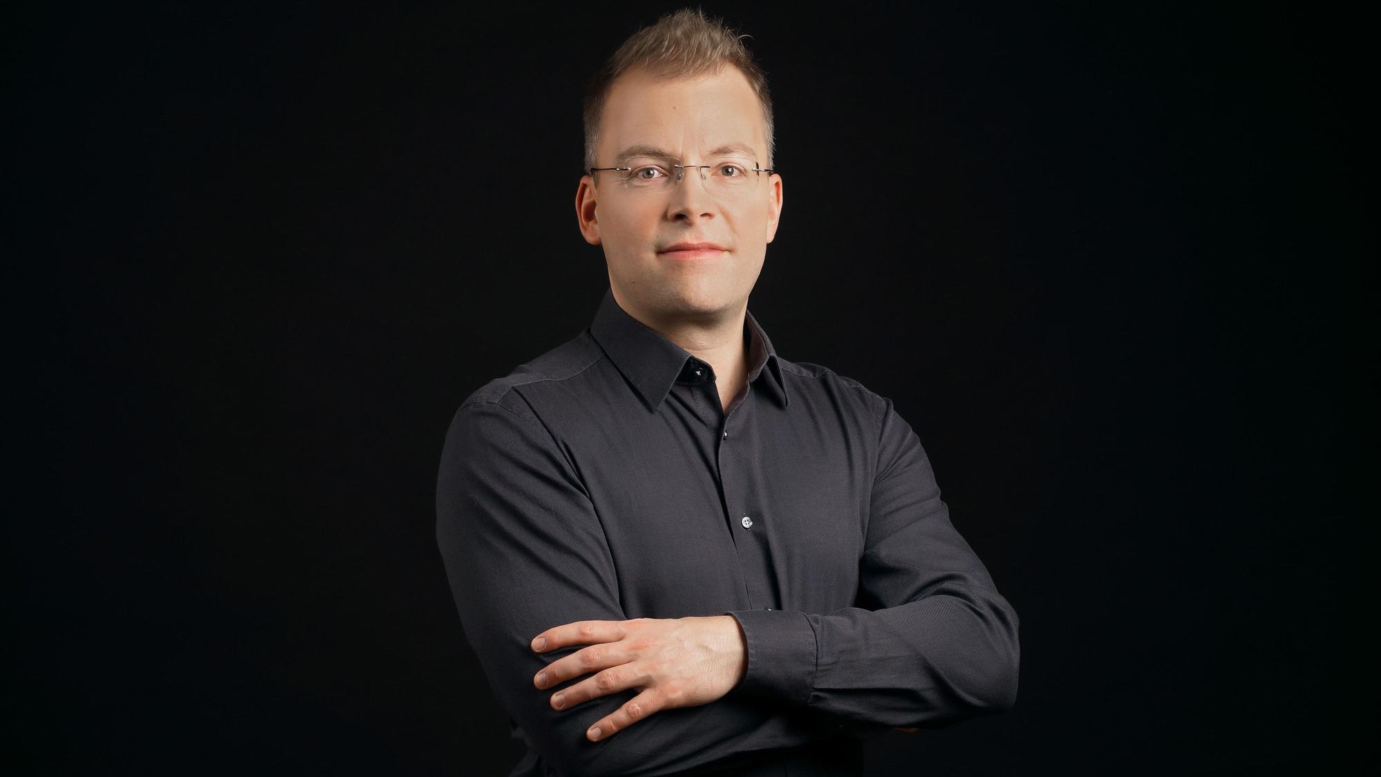 Ab der Saison 2025/2026 übernimmt Philipp Ahmann die Leitung des WDR Rundfunkchores für zunächst 3 Jahre. Der 1974 in Rheine geborene Künstler war zuvor u.a. Chefdirigent beim MDR Rundfunkchor und beim Vokalensemble des NDR.