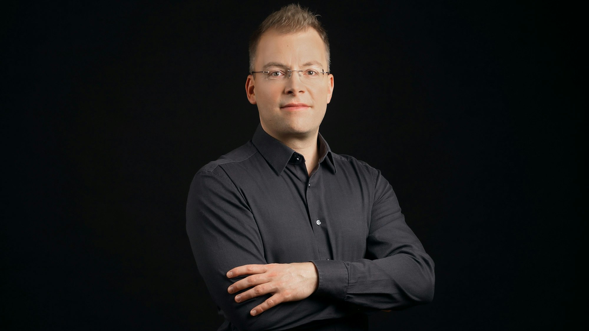 Ab der Saison 2025/2026 übernimmt Philipp Ahmann die Leitung des WDR Rundfunkchores für zunächst 3 Jahre. Der 1974 in Rheine geborene Künstler war zuvor u.a. Chefdirigent beim MDR Rundfunkchor und beim Vokalensemble des NDR.