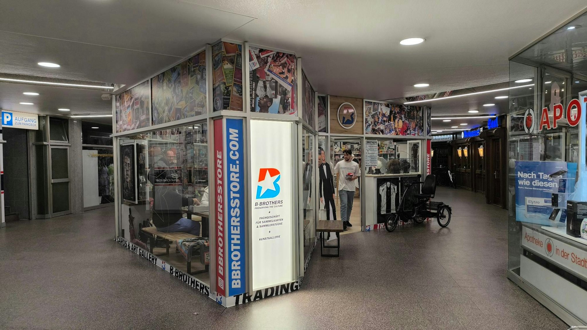 In Langenfeld betreiben die Zwillinge Ivan und Kiki Beslic einen Sammelkarten-Store. Der B-Brothers Store befindet sich an der Hauptstraße inmitten einer Einkaufspassage und ist auf diesem Bild von außen fotografiert worden.