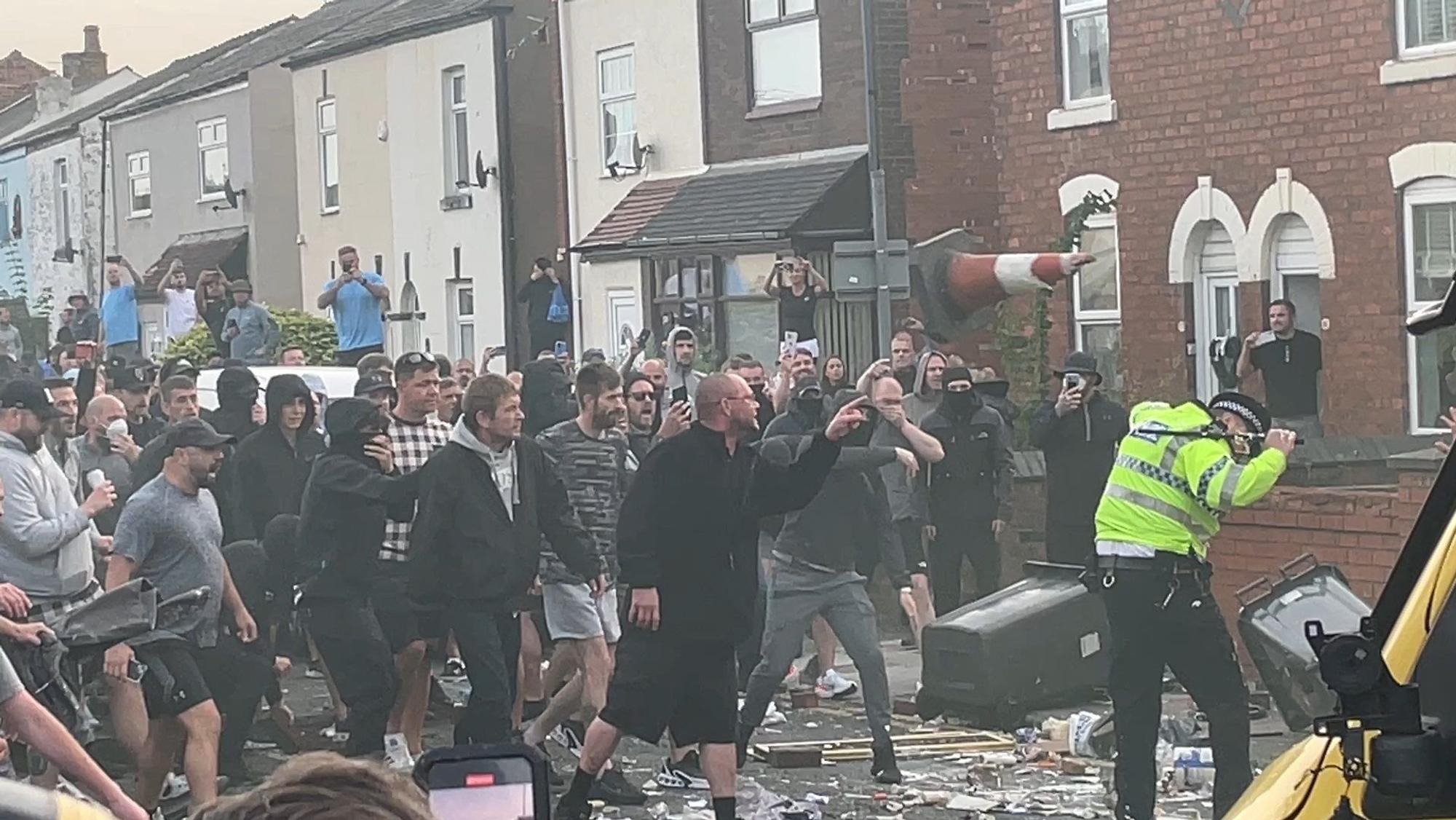 Hunderte randalieren am Dienstagabend in Southport und attackieren auch Polizeikräfte.