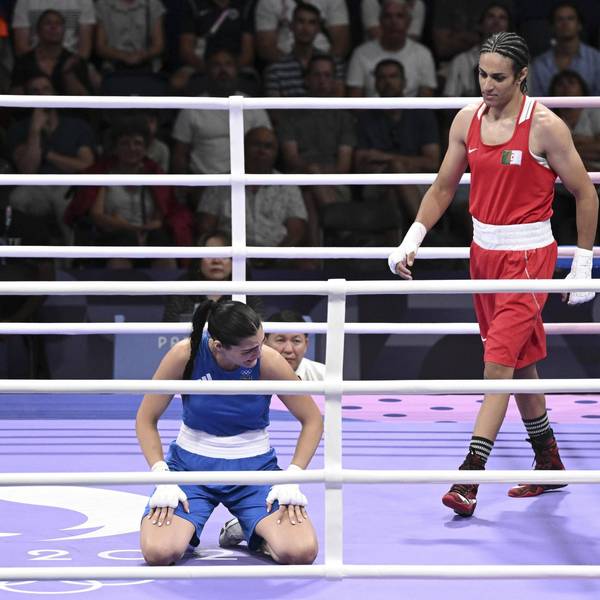 Imane Khelif steht im Ring, vor ihr kniet Angela Carini. Der Kampf zwischen der Algerierin und der Italienerin sorgt für Wirbel.