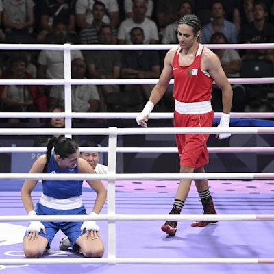 Imane Khelif steht im Ring, vor ihr kniet Angela Carini. Der Kampf zwischen der Algerierin und der Italienerin sorgt für Wirbel.