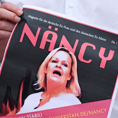 31. Juli 2024, Brandenburg, Falkensee: Jürgen Elsässer, Chefredakteur des verbotenen Magazins Compact, hält bei einer Spontandemonstration nach einer Pressekonferenz im Musiksaal Falkensee das Cover einer Internetpublikation in den Händen. Foto: Jens Kalaene/dpa