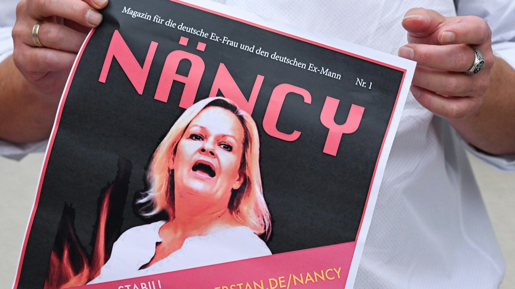 31. Juli 2024, Brandenburg, Falkensee: Jürgen Elsässer, Chefredakteur des verbotenen Magazins Compact, hält bei einer Spontandemonstration nach einer Pressekonferenz im Musiksaal Falkensee das Cover einer Internetpublikation in den Händen. Foto: Jens Kalaene/dpa