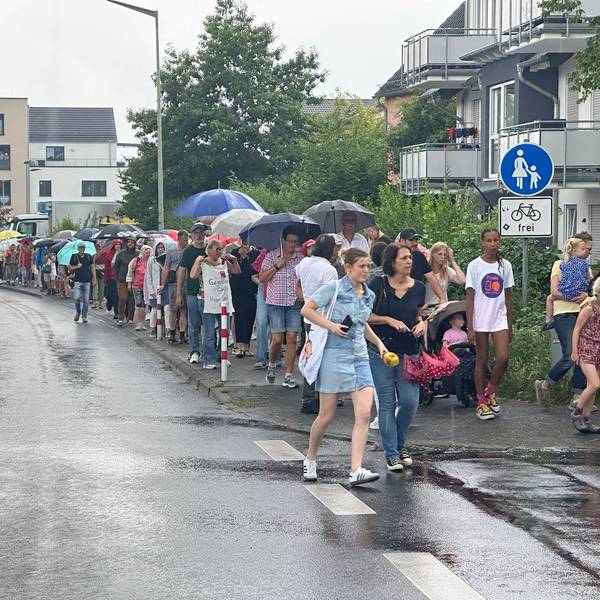 Hunderte Menschen setzen nach zwei mutmaßlich frmendfeindlichen Vorfällen in Neunkirchen-Seelscheid ein klares Zeichen.