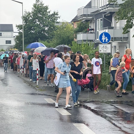 Hunderte Menschen setzen nach zwei mutmaßlich frmendfeindlichen Vorfällen in Neunkirchen-Seelscheid ein klares Zeichen.