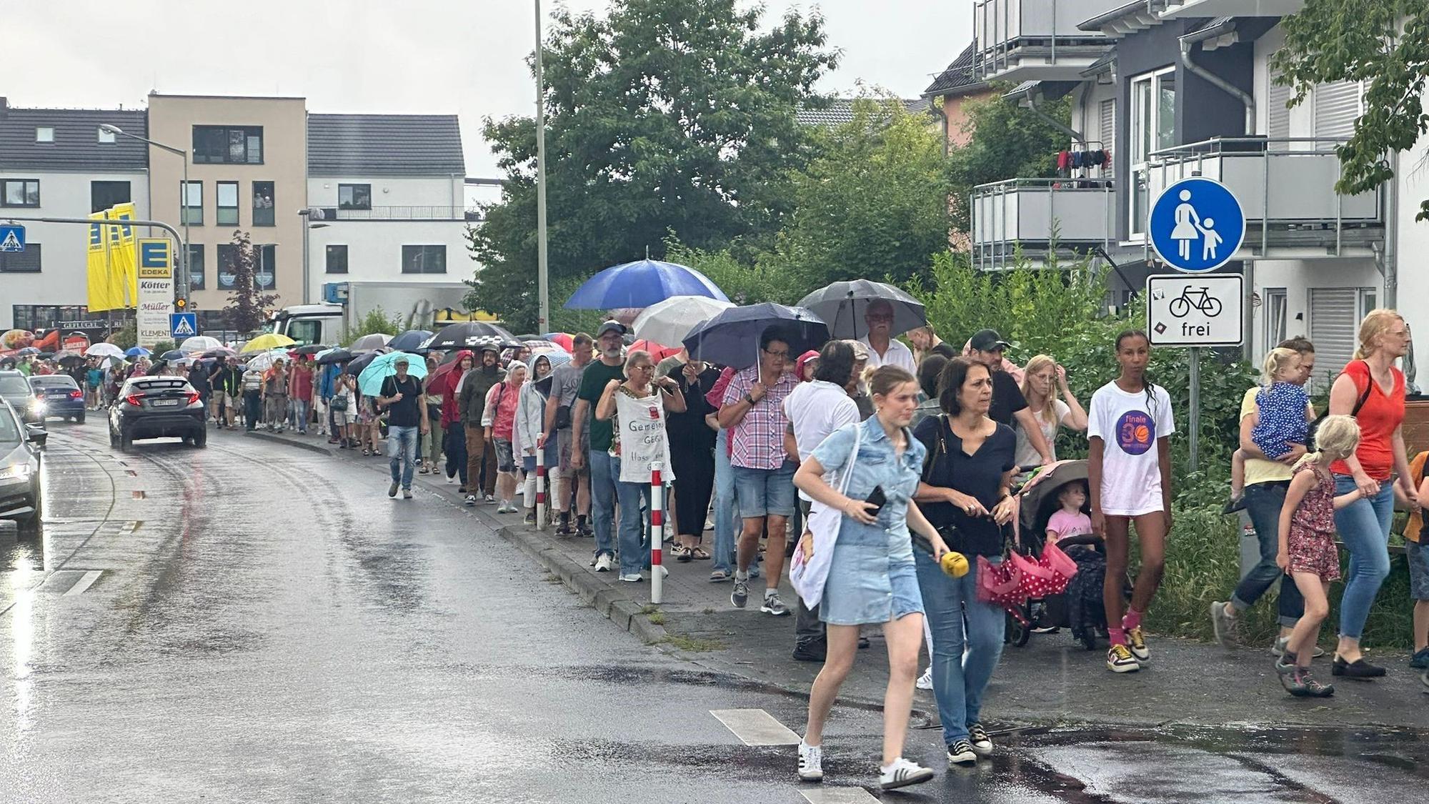 Hunderte Menschen setzen nach zwei mutmaßlich frmendfeindlichen Vorfällen in Neunkirchen-Seelscheid ein klares Zeichen.