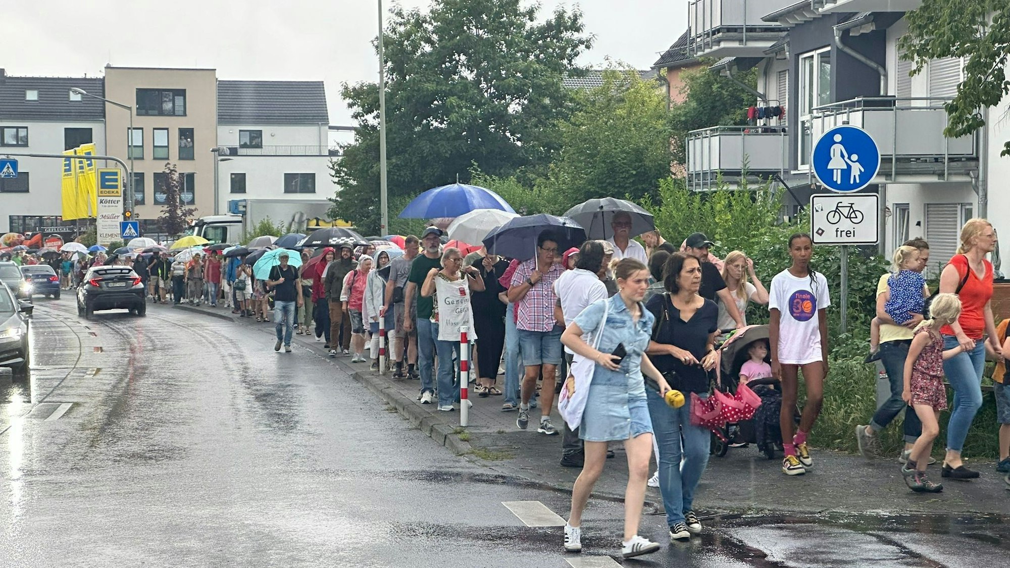Hunderte Menschen setzen nach zwei mutmaßlich frmendfeindlichen Vorfällen in Neunkirchen-Seelscheid ein klares Zeichen.