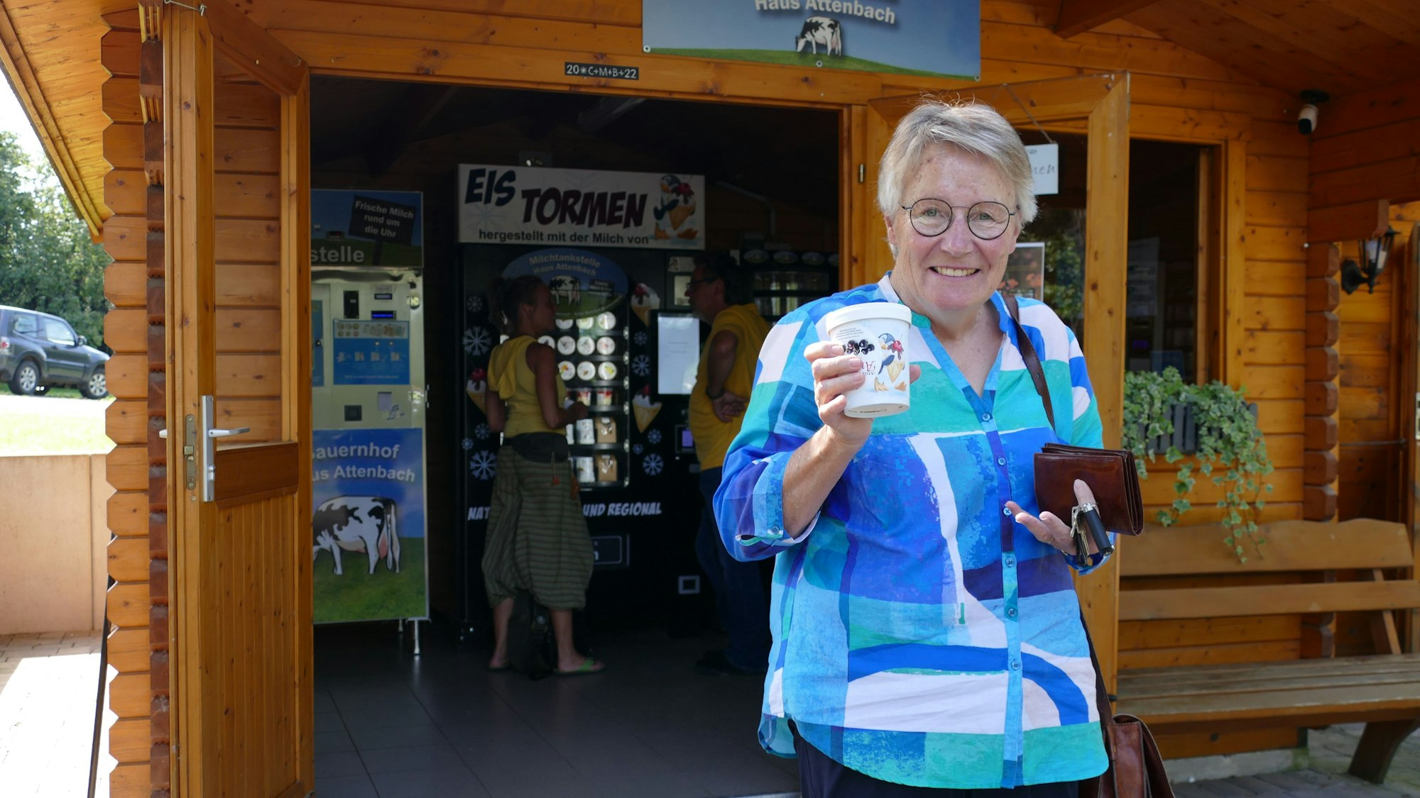 Eine Frau hält ein Eis in der Hand.