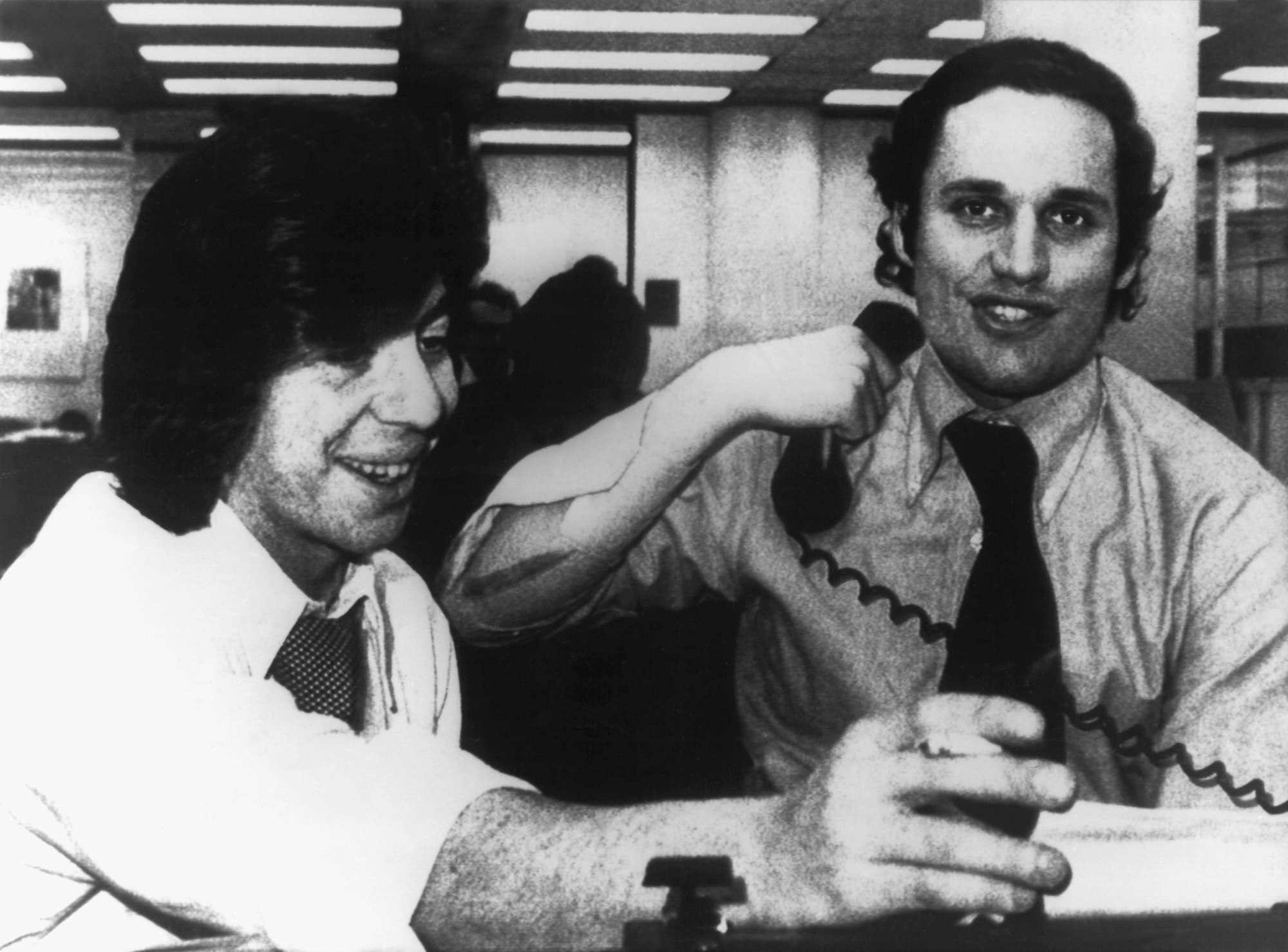 1973: Die Journalisten Carl Bernstein (l) und Robert Woodward (r) freuen sich in Washington, nachdem sie erfahren haben, dass die „Washington Post“ für ihre Enthüllungen in der „Watergate-Affäre“ mit dem Pulitzer-Preis ausgezeichnet wird.