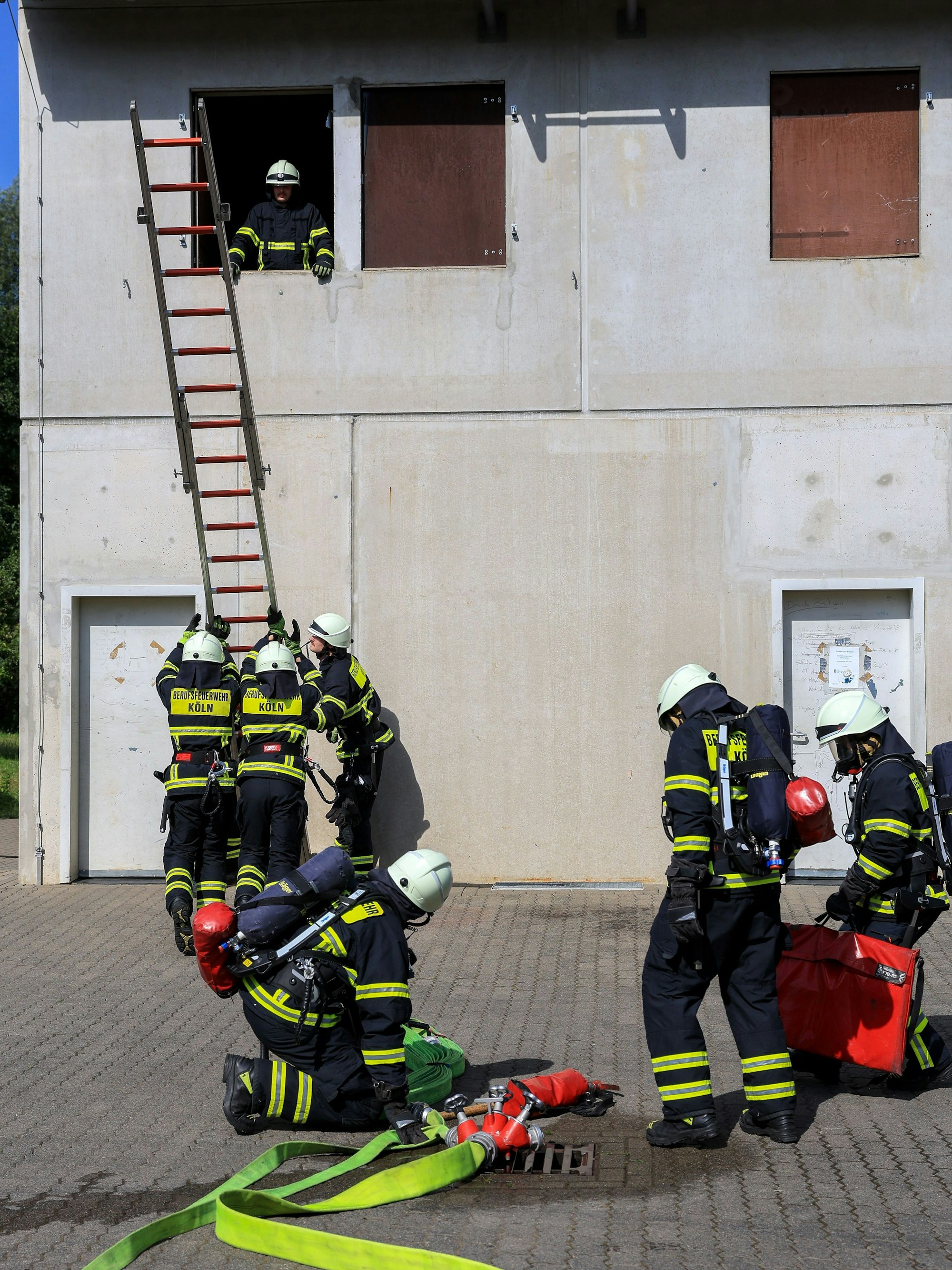 Bei der zweiten Übung müssen die Azubis unter anderem eine Person mit der Rettungsleiter aus einem Gebäude befreien.