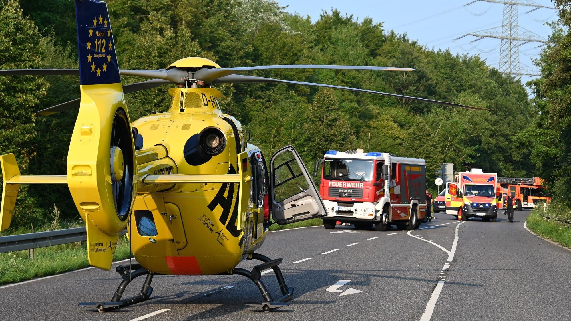 Der verletzte Kradfahrer wurde mit einem Rettungshubschrauber in eine Klinik geflogen.