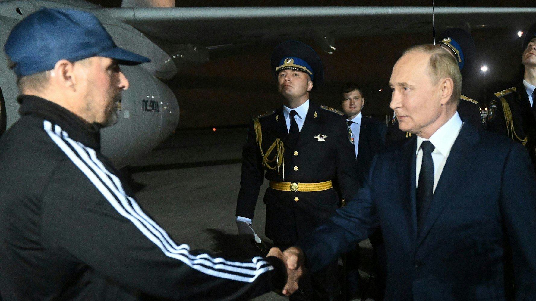 Der russische Präsident Wladimir Putin (r) begrüßt den vom Westen freigelassenen russischen Gefangenen Wadim Krassikow nach dessen Ankunft auf dem Regierungsflughafen Vnukovo außerhalb von Moskau.