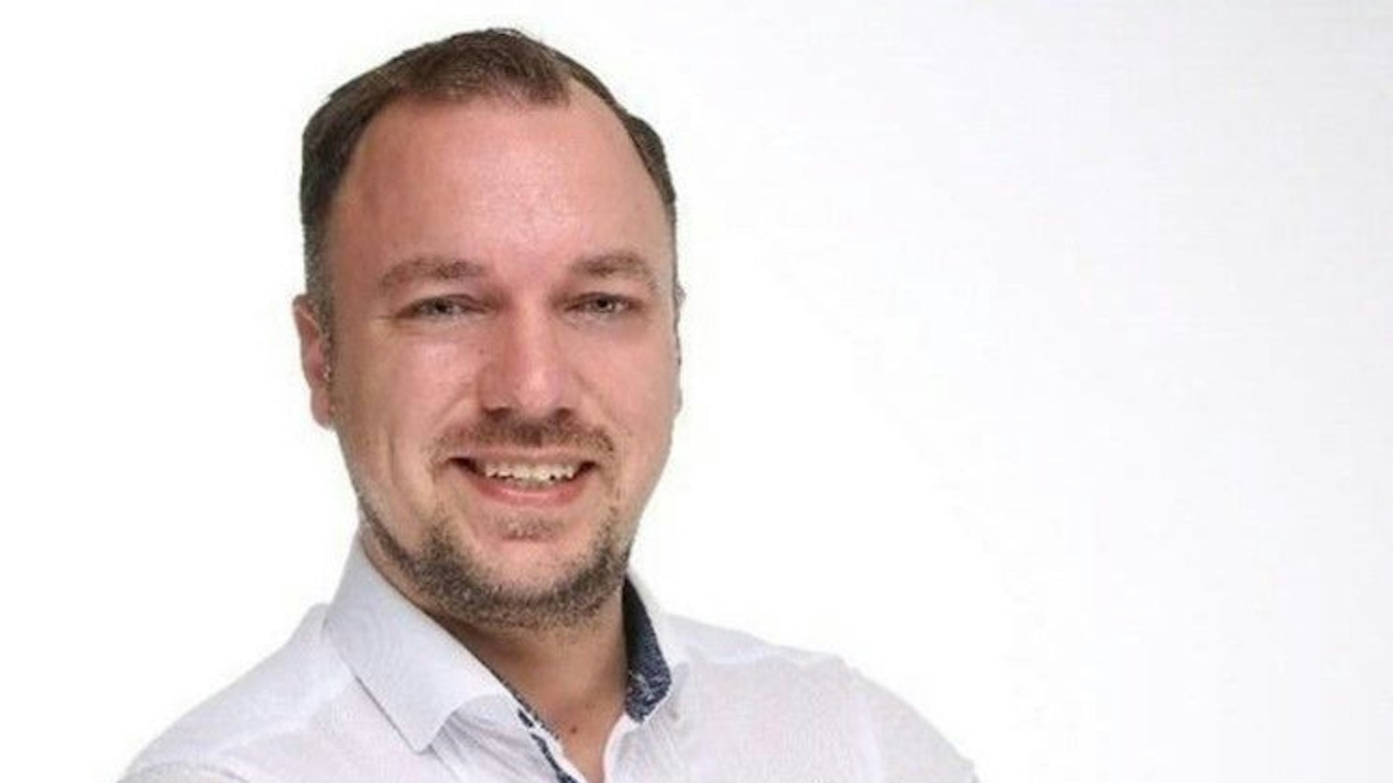 Das Bild zeigt das Gesicht von Benedict Reuß.