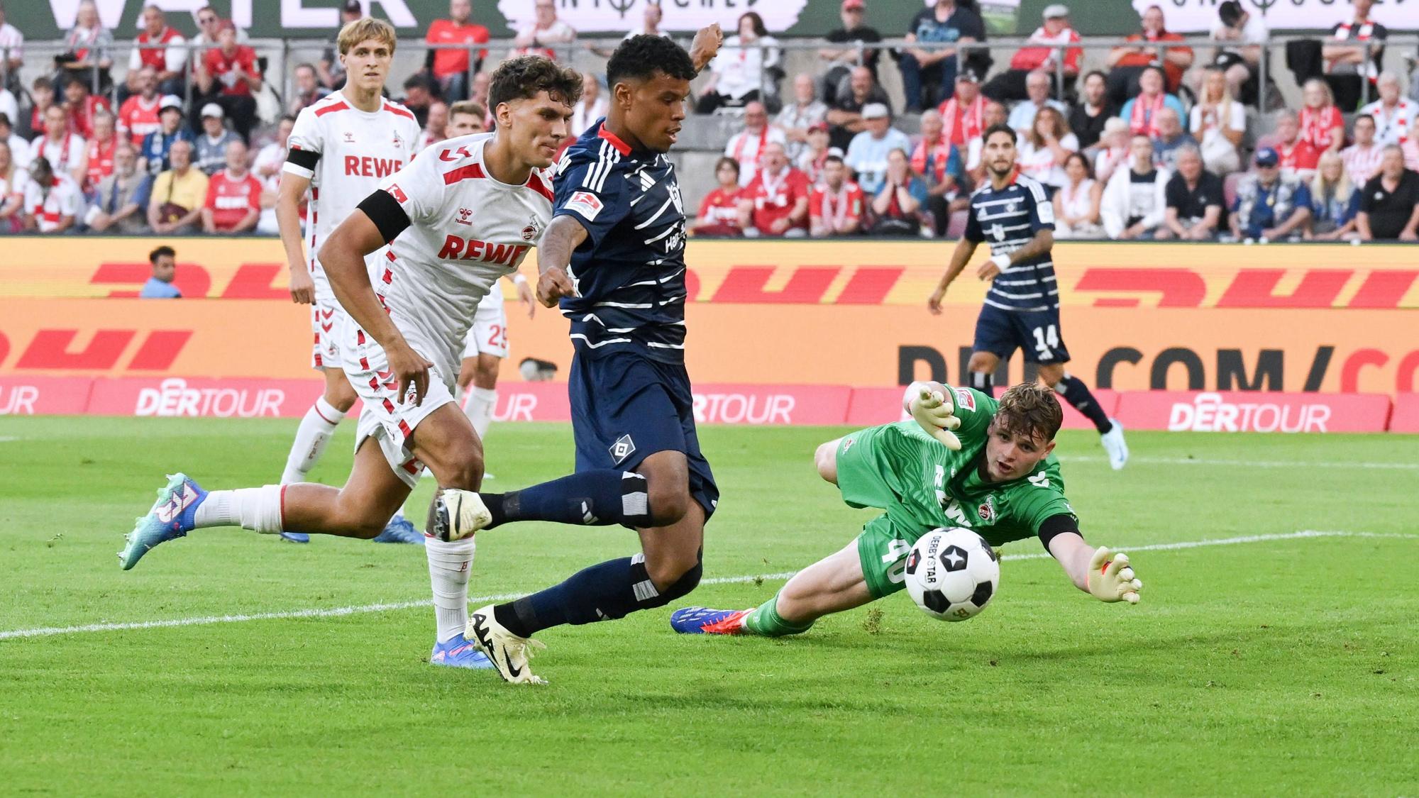Nach einem Fehler von FC-Torwart Jonas Urbig erzielt Ransford-Yeboah Königsdörffer das 1:0 für den HSV. Kölns Verteidiger Julian Pauli kann nicht mehr eingreifen.