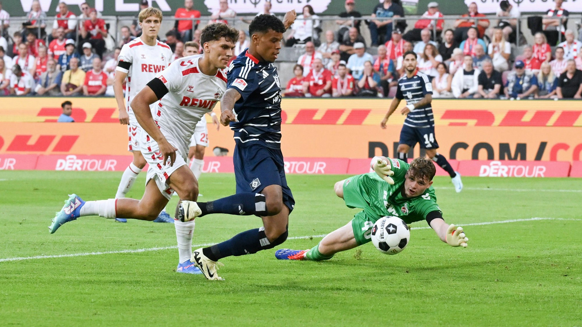 Nach einem Fehler von FC-Torwart Jonas Urbig erzielt Ransford-Yeboah Königsdörffer das 1:0 für den HSV. Kölns Verteidiger Julian Pauli kann nicht mehr eingreifen.