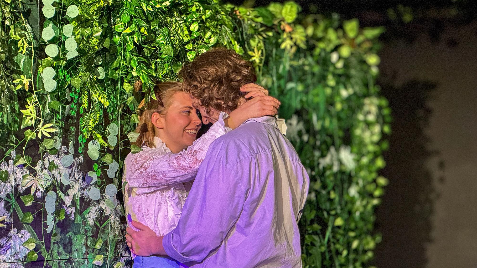 Claudio (Justin Herlth) küsst Hero (Hannah Braun).
