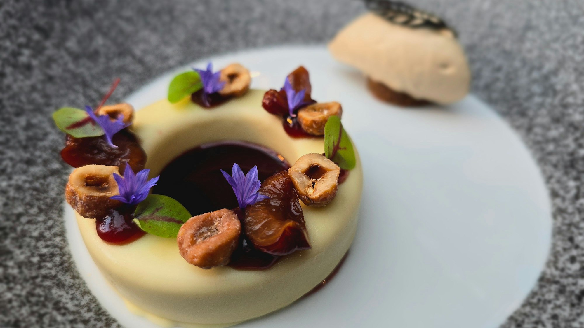 Carsten Henn Restaurant- Gastro-Kritik: Restaurant Römerhof in Bornheim
Weißes „Schwarzwälder Kirsch“ Valrhona Dulcey Kirsche Kaffee - Haselnusseis
