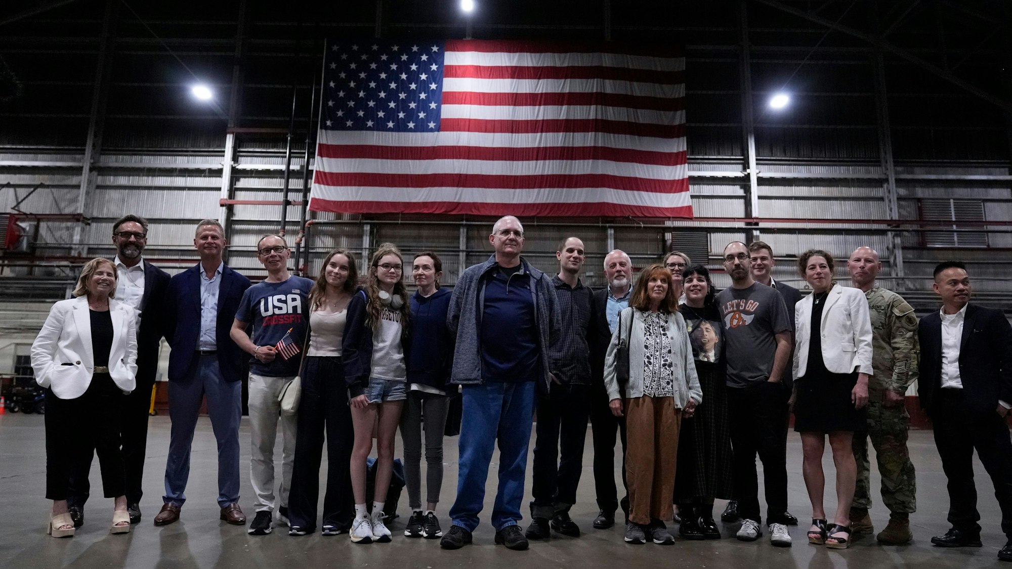 02.08.2024, USA, San Antonio: Alsu Kurmasheva (Mitte l), Paul Whelan (M) und Evan Gershkovich (Mitte r) stehen mit Familienmitgliedern bei ihrer Ankunft auf dem Kelly Field, nachdem sie im Rahmen eines Gefangenenaustauschs von 24 Personen zwischen Russland und den Vereinigten Staaten freigelassen wurden. Foto: Eric Gay/AP/dpa +++ dpa-Bildfunk +++