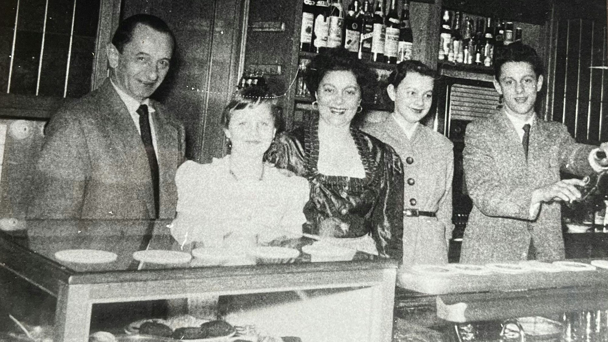 Eröffnung von Hotel und Restaurant Dürr an der Luxemburger Straße 339 am 6.8.1954. Rechts im Bild Hans Dürr. Daneben von rechts: Schwester Gerti, die Mutter, Schwester Marika und Vater Hans-Michael.