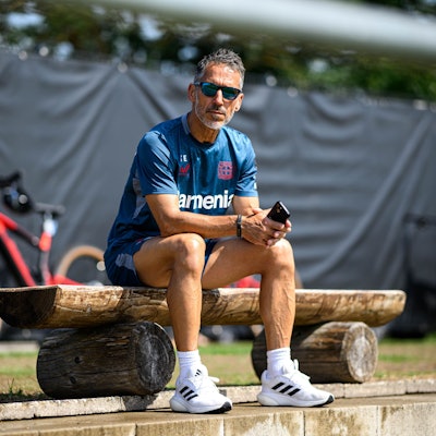 Alles im Blick: Thomas Eichin, Direktor Lizenz bei Bayer 04 Leverkusen, im Trainingslager in Donaueschingen.