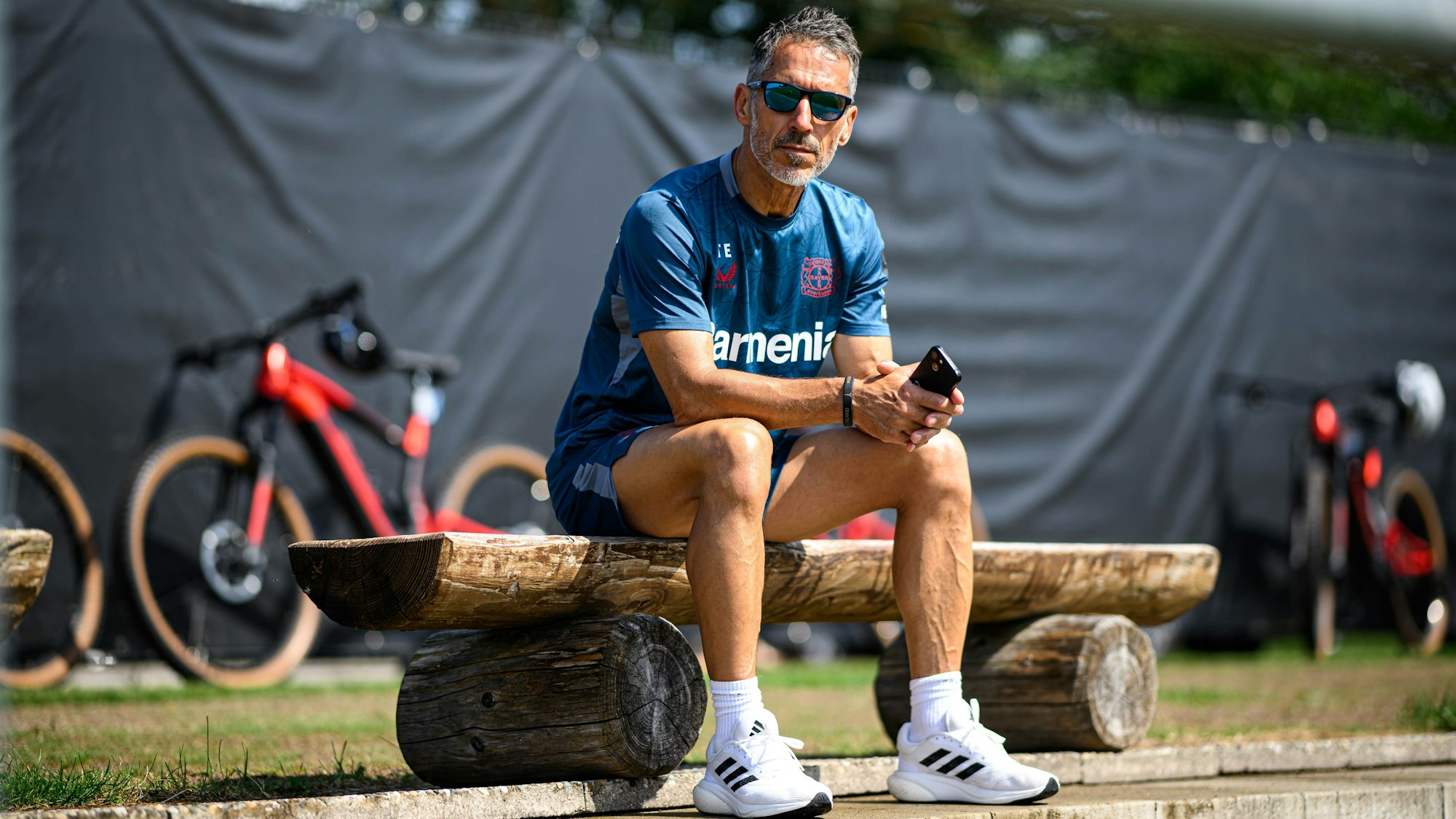 Alles im Blick: Thomas Eichin, Direktor Lizenz bei Bayer 04 Leverkusen, im Trainingslager in Donaueschingen.