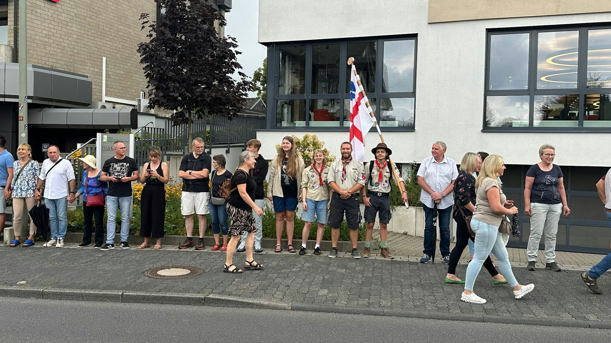 Der Pfadfinderstamm Edelweiss aus Seelscheid mit seiner Fahne war auch bei der Menschenkette dabei.