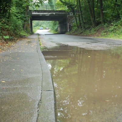 Wasser sammelt sich auf einer Straße.