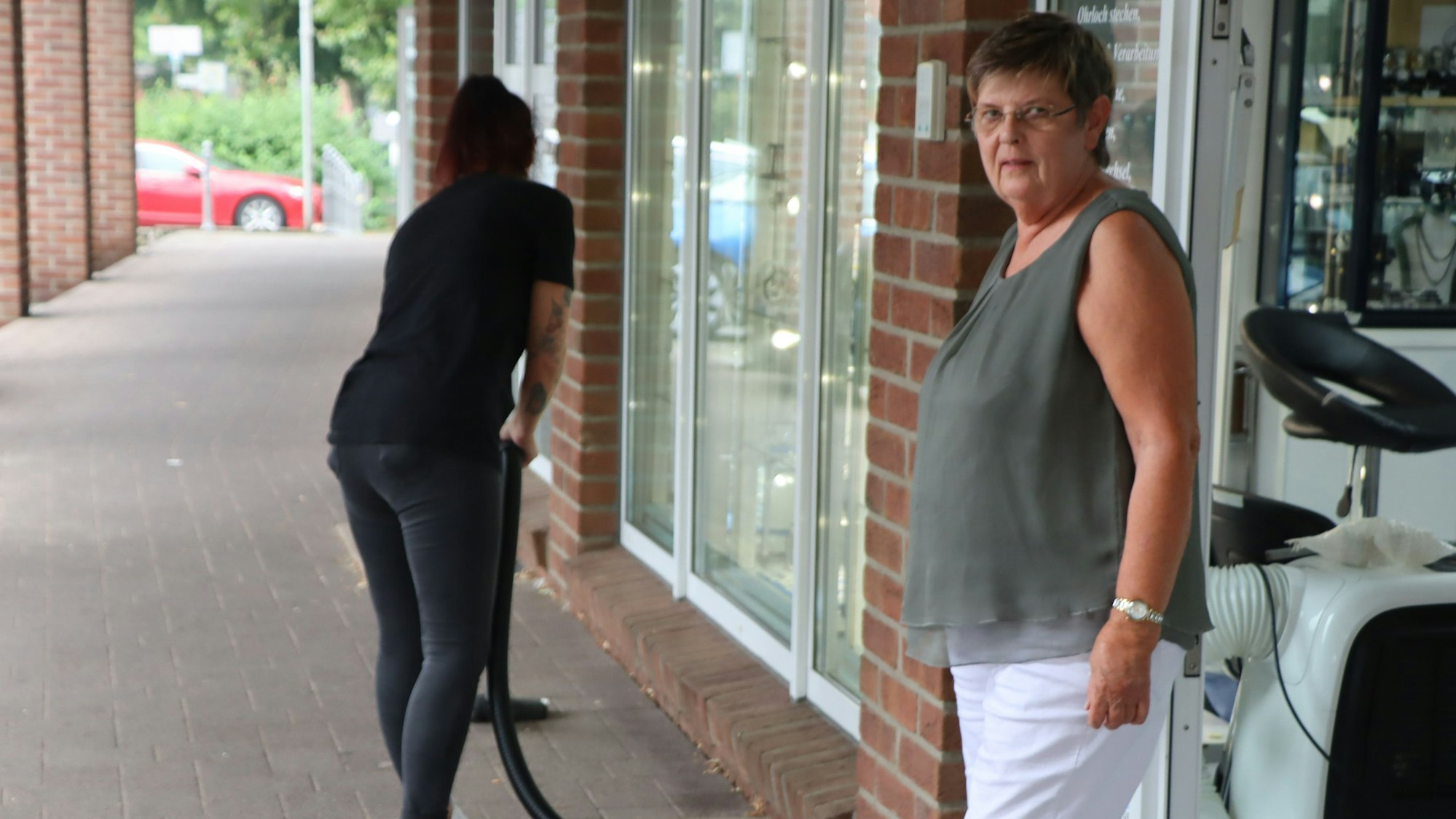 Das Bild zeigt die Juwelierin vor ihrem Geschäft.