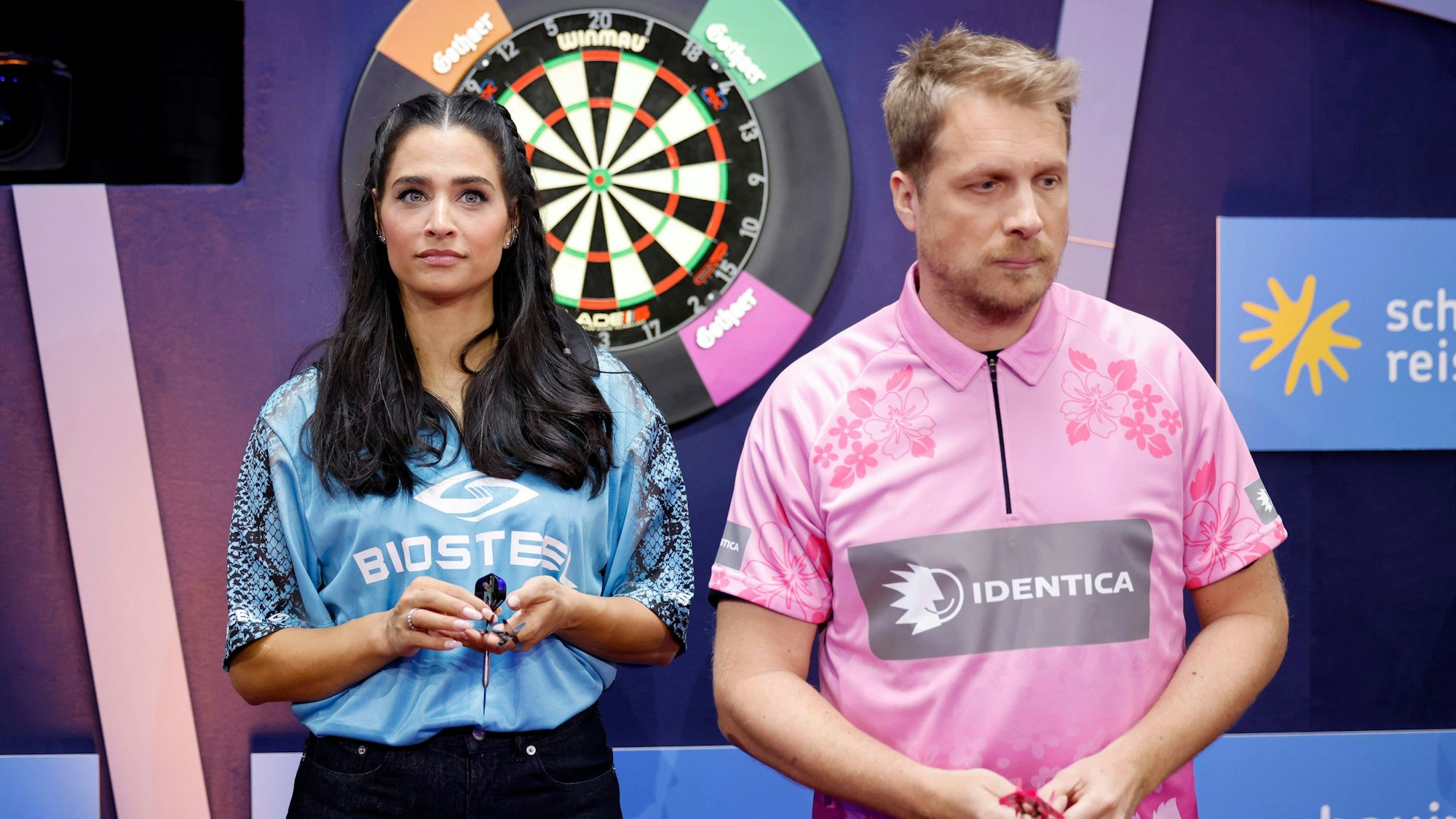 Oliver Pocher und seine Ex-Frau Amira blicken düster bei der Promi-Darts-WM 2023 im Maritim Hotel drein.