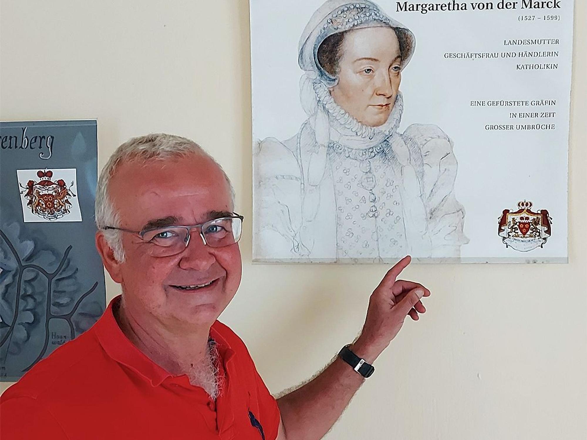 Thomas Sander zeigt auf ein Bild der Gräfin Margaretha von der Marck-Arenberg.