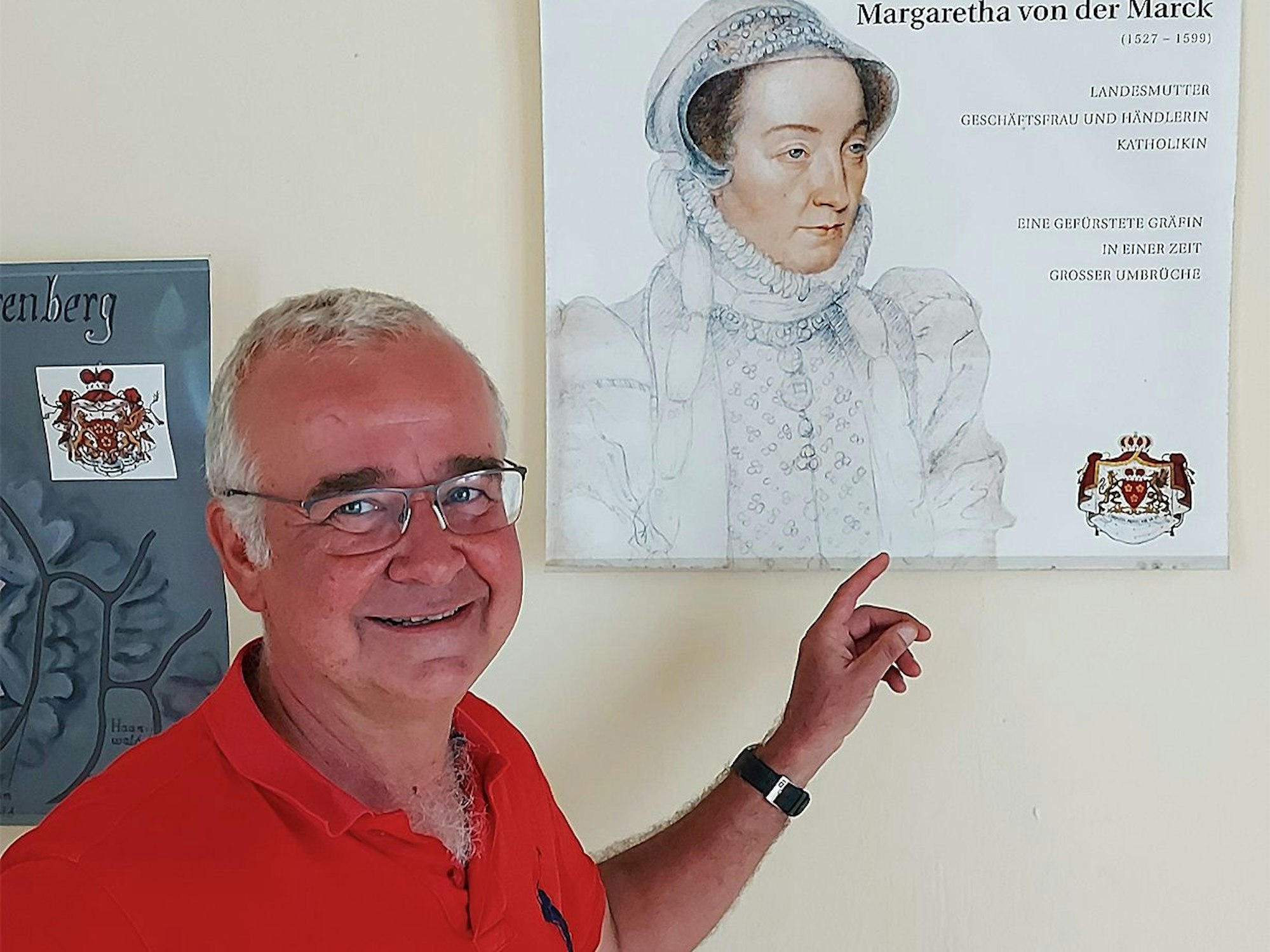 Thomas Sander zeigt auf ein Bild der Gräfin Margaretha von der Marck-Arenberg.