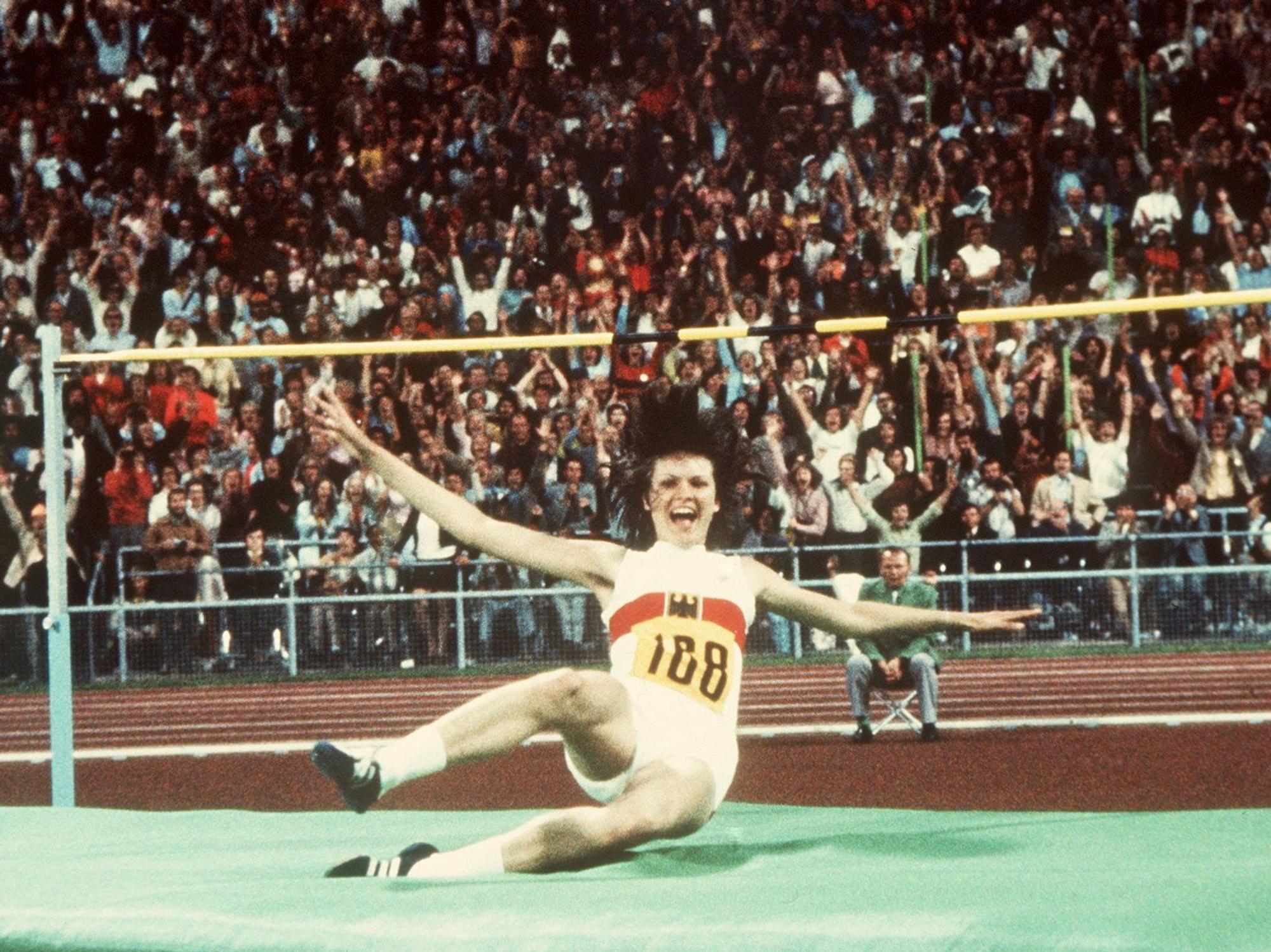 Das Bild zeigt Ulrike Meyfahrt 1972 bei Sprung über 1,92 Meter bei der Olympiade in München.