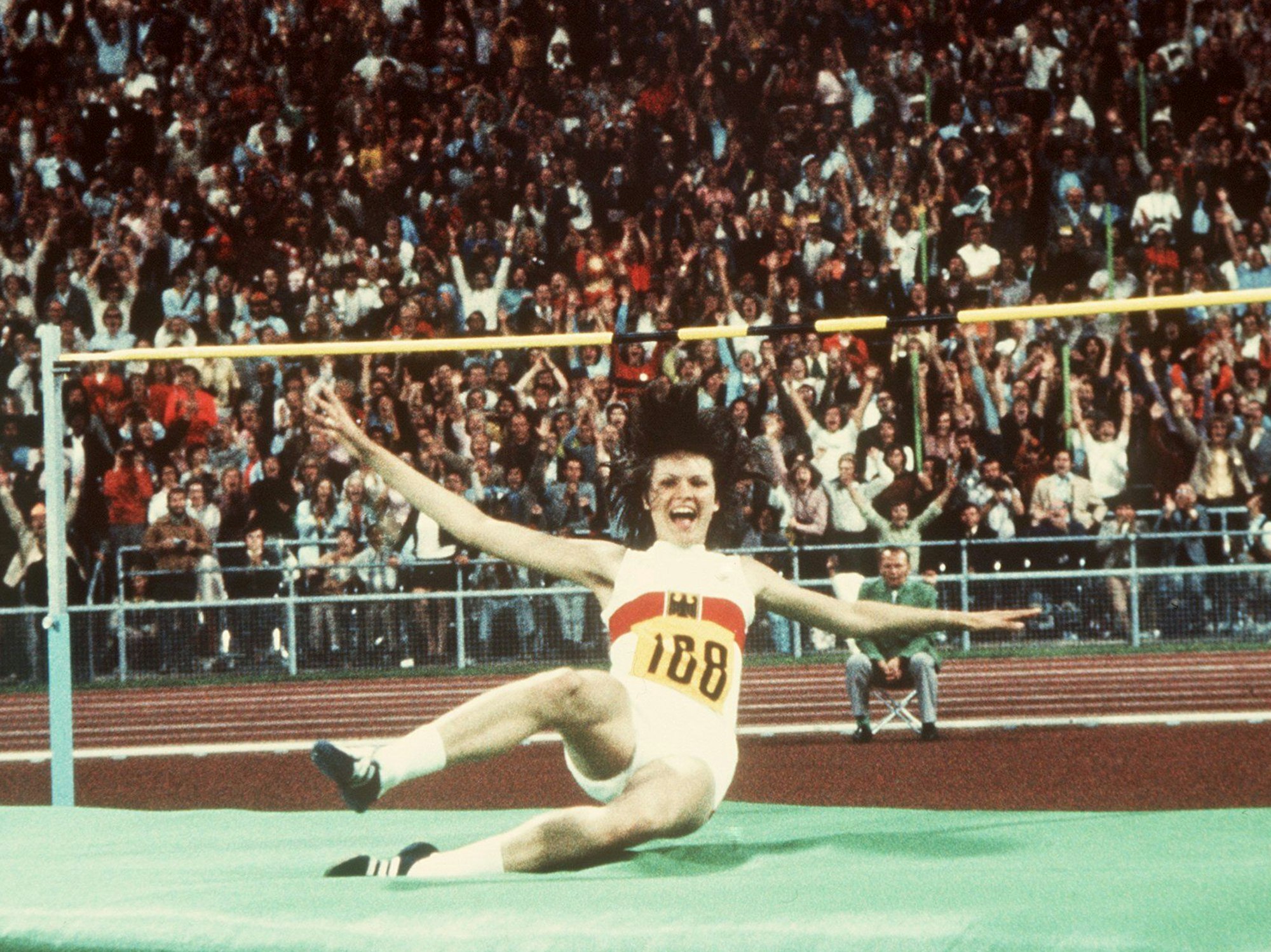 Das Bild zeigt Ulrike Meyfahrt 1972 bei Sprung über 1,92 Meter bei der Olympiade in München.