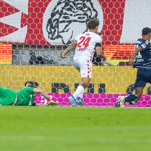 Ransford Königsdörffer erzielt das Tor zur 0:1 Führung für den HSV gegen den 1. FC Köln.